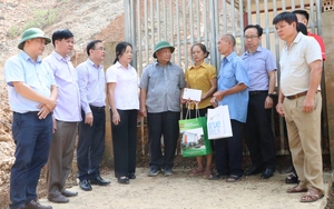 Chủ tịch Hội NDVN Lương Quốc Đoàn đến từng hộ dân ở Lào Cai để thăm, tặng quà để khắc phục hậu quả bão Yagi- Ảnh 24.