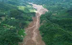 Hình ảnh đẹp về người đàn ông đi xin nước, chở miễn phí cho người dân "rốn lũ" ngoại thành Hà Nội - Ảnh 10.