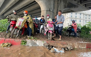 Đường phố Hà Nội tắc kinh hoàng, "không lối thoát" sau mưa lớn sáng đầu tuần - Ảnh 15.