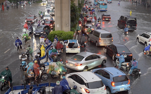 Đường phố Hà Nội tắc kinh hoàng, "không lối thoát" sau mưa lớn sáng đầu tuần - Ảnh 14.