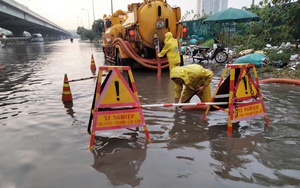 Đường phố Hà Nội tắc kinh hoàng, "không lối thoát" sau mưa lớn sáng đầu tuần - Ảnh 13.