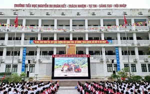 Trường đại học không tổ chức, không nhận hoa ngày khai giảng để ủng hộ vùng bão lụt - Ảnh 4.