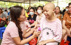 Video: Vượt địa hình hiểm trở sau mưa lũ, Báo Dân Việt mang yêu thương đến với Y Tý - Ảnh 3.