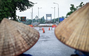 Đang bắc cầu phao nối đôi bờ sông Hồng sau đúng 20 ngày cầu Phong Châu bị sập- Ảnh 11.