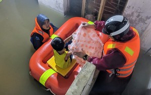 Mưa lớn ở Quảng Nam gây ngập lụt ở các nơi dù áp thấp nhiệt đới vẫn còn ngoài khơi biển Đông - Ảnh 7.