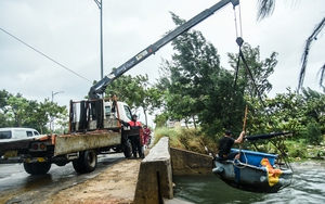 Mưa lớn ở Quảng Nam gây ngập lụt ở các nơi dù áp thấp nhiệt đới vẫn còn ngoài khơi biển Đông - Ảnh 6.