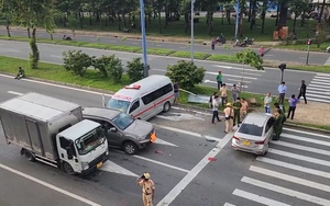 TP.HCM: Phong tỏa một đoạn đường Nguyễn Văn Linh để điều tra nguyên nhân tai nạn liên hoàn khiến 2 người chết - Ảnh 3.