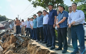 Từ vùng lũ Tân Hóa (Quảng Bình): Người dân bình thản sống chung với lũ trên nhà phao - Ảnh 1.