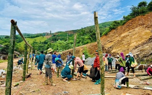 Báo Nông Thôn Ngày Nay: Trao quà hỗ trợ bà con bị thiệt hại do mưa lũ tại xã Pi Toong- Ảnh 14.