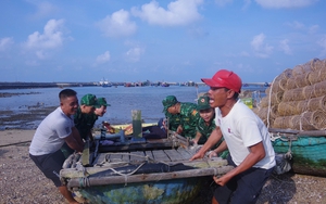 Bộ đội, công an Quảng Ninh cùng bà con ngư dân gia cố tàu thuyền và lồng bè chống bão số 3- Ảnh 11.