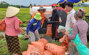 160 người ở Hà Nội di dời khẩn trong đêm để tránh bão Yagi: "Được bố trí chỗ trú bão chúng tôi rất mừng" - Ảnh 9.