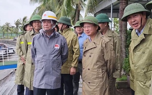 Mắt siêu bão Yagi đã nằm ngay trong vùng ven bờ Quảng Ninh - Hải Phòng, gió giật cấp 16, mưa như trút nước - Ảnh 1.