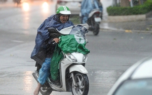 Mắt siêu bão Yagi đã nằm ngay trong vùng ven bờ Quảng Ninh - Hải Phòng, gió giật cấp 16, mưa như trút nước - Ảnh 4.