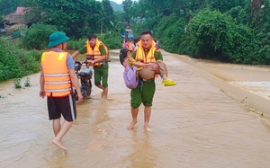 Cư dân Hà Nội dọn mảnh kính vỡ, lo sửa nhà sau bão Yagi: "Chưa bao giờ thấy cơn bão nào mạnh như thế" - Ảnh 12.