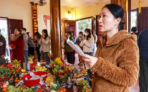 Người dân đổ về chùa Phúc Khánh cầu an trước ngày rằm tháng Giêng dưới trời lạnh 18 độ C- Ảnh 15.