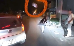 Ô tô lao lên vỉa hè, nghi người lái xe bị đột quỵ ở quận 8 - Ảnh 4.