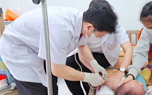 Bắt nhân viên pha chế dùng cồn y tế pha rượu làm 2 người nước ngoài tử vong- Ảnh 3.