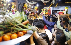 Người dân đổ về chùa Phúc Khánh cầu an trước ngày rằm tháng Giêng dưới trời lạnh 18 độ C- Ảnh 17.