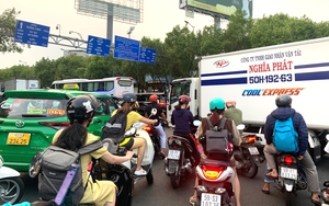 Va chạm với xe tải, 2 người đàn ông chết tại chỗ- Ảnh 4.