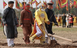 “Vua, chúa sống” nhăn mặt khi ngồi trên kiệu rước tại lễ hội đền Sái- Ảnh 25.