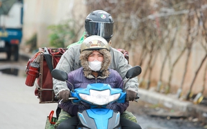 TIN NÓNG: Hà Nội rét căm căm, người dân ngại ra đường vì rét đậm, rét hại, nhiệt độ xuống 10 độ C- Ảnh 4.