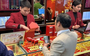 Người đàn ông hơn chục năm liên tiếp xếp hàng mua vàng lúc 3h sáng, liệu năm nay có tiếp tục?- Ảnh 1.