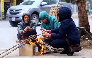 TIN NÓNG: Hà Nội rét căm căm, người dân ngại ra đường vì rét đậm, rét hại, nhiệt độ xuống 10 độ C- Ảnh 3.