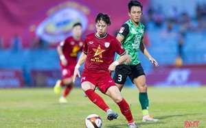 Xuân Mạnh tỏ ra đau đớn khi dính chấn thương trong trận đối đầu Sông Lam Nghệ An - Ảnh 22.