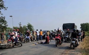 Va chạm với xe tải, 2 người đàn ông chết tại chỗ- Ảnh 2.
