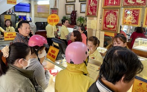 Giá vàng hôm nay 95 triệu đồng/lượng, người dân ôm cả đống tiền đi mua vàng - Ảnh 5.