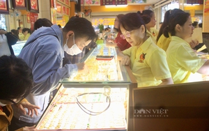 Giá vàng hôm nay 95 triệu đồng/lượng, người dân ôm cả đống tiền đi mua vàng - Ảnh 4.