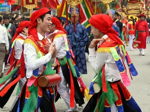 Trai làng Triều Khúc mặc váy, múa “con đĩ đánh bồng”