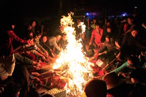 HN: Hàng trăm người lao vào xin lửa mang về nhà