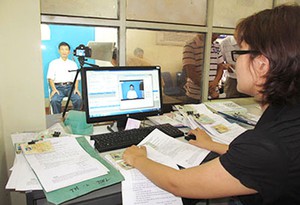 “Đội mưa” xếp hàng dài nhiều giờ đồng hồ chưa được cấp đổi giấy phép lái xe ở Hà Nội- Ảnh 17.