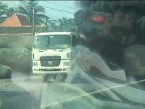 Tiền Giang: Cháy xe tải, tài xế cứu không nổi