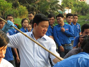 Bí thư Đinh La Thăng vớt lục bình cùng sinh viên TPHCM
