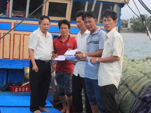 Hội ND Quảng Nam tặng quà ngư dân bị Hải cảnh TQ cướp phá