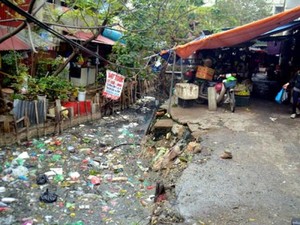 Người Hà Nội “bịt mũi” sống cùng con mương “chết”