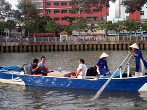 Du khách đi thuyền trên kênh Nhiêu Lộc - Thị Nghè bị ném đá tơi tả