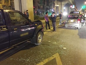 Hà Nội: Xe biển xanh gây tai nạn, 3 người nhập viện