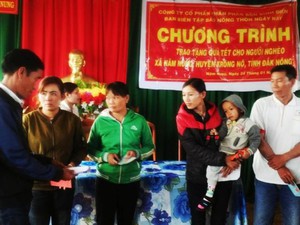 100 suất quà cho đồng bào nghèo xã Nâm Nung