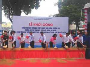 Khởi công 2 cầu vượt giảm kẹt xe cho sân bay Tân Sơn Nhất