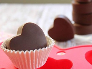 Tự làm chocolate hình trái tim lãng mạn cho ngày Valentine
