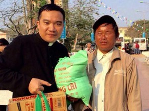 Linh mục Nguyễn Sang sát cánh cùng người nghèo