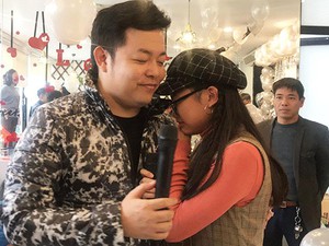 Phương Mỹ Chi bật khóc ôm bố nuôi Quang Lê trong tiệc sinh nhật 15 tuổi