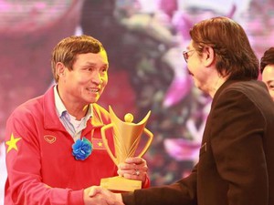HLV Mai Đức Chung lại bất ngờ được vinh danh Cúp Chiến thắng 2017
