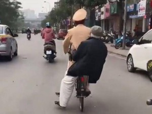 Cảm động clip CSGT Hà Nội đạp xe chở cụ già lạc đường về nhà
