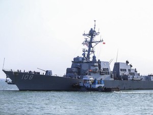 Ảnh-clip: Uy lực tàu khu trục hộ tống tàu sân bay Mỹ