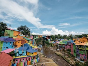 Choáng với khu ổ chuột thành làng cầu vồng nhộn nhịp du khách ở Indonesia