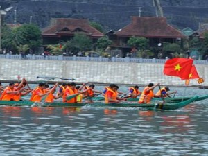 Ảnh-clip: Nghìn người về dự Hội đua thuyền đuôi én ở Mường Lay